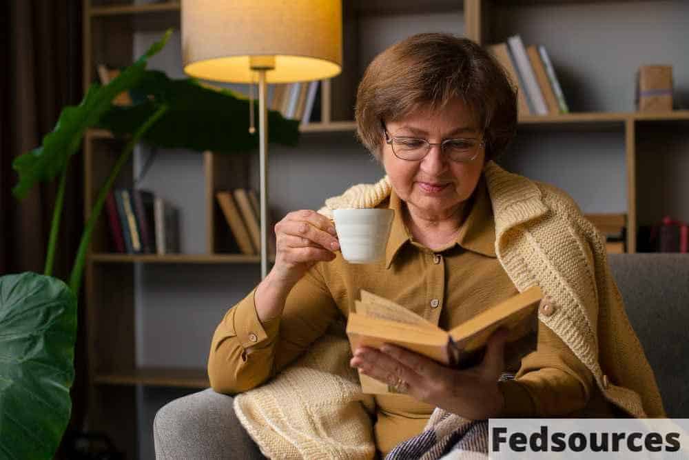 Persona mayor leyendo