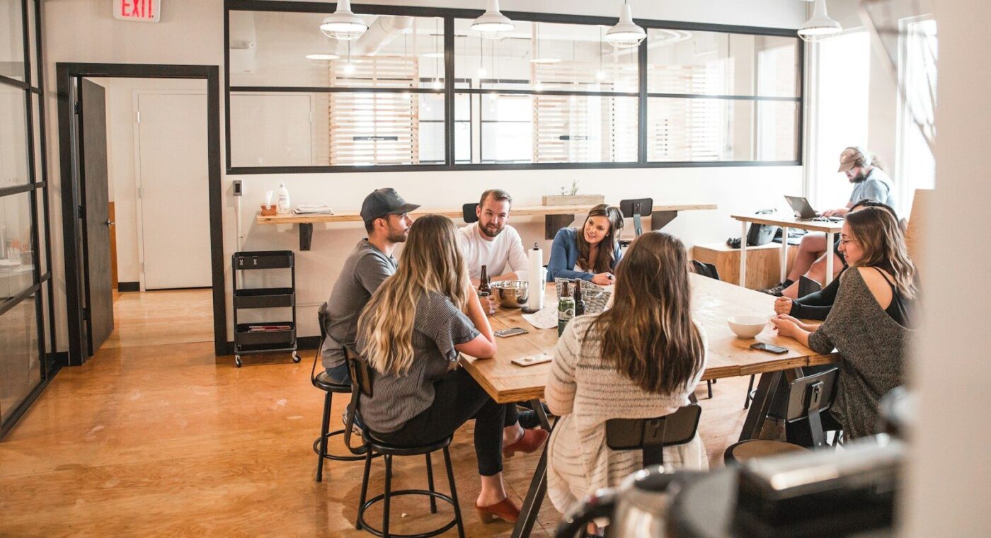 Equipo de personas trabajando juntas en una mesa de oficina